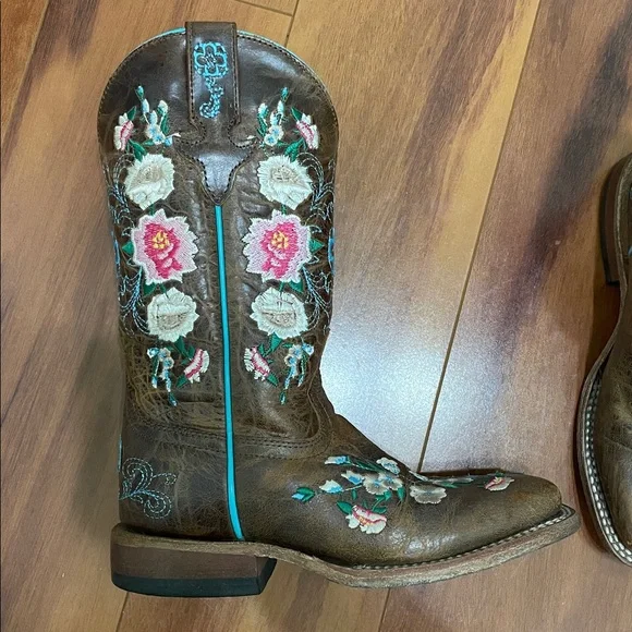 Macie Bean cowgirl boots with floral design - Picture 3 of 5